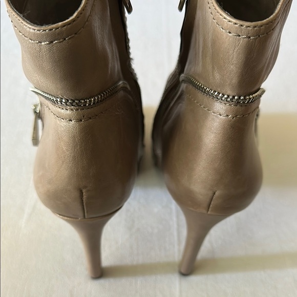 EUC Vince Camuto Tan Peep-Toe Ankle Booties - Picture 4 of 7